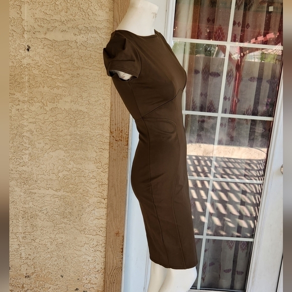 This pencil body shape brown-coloured bodycon is made from ever-so-flattering - Picture 5 of 9